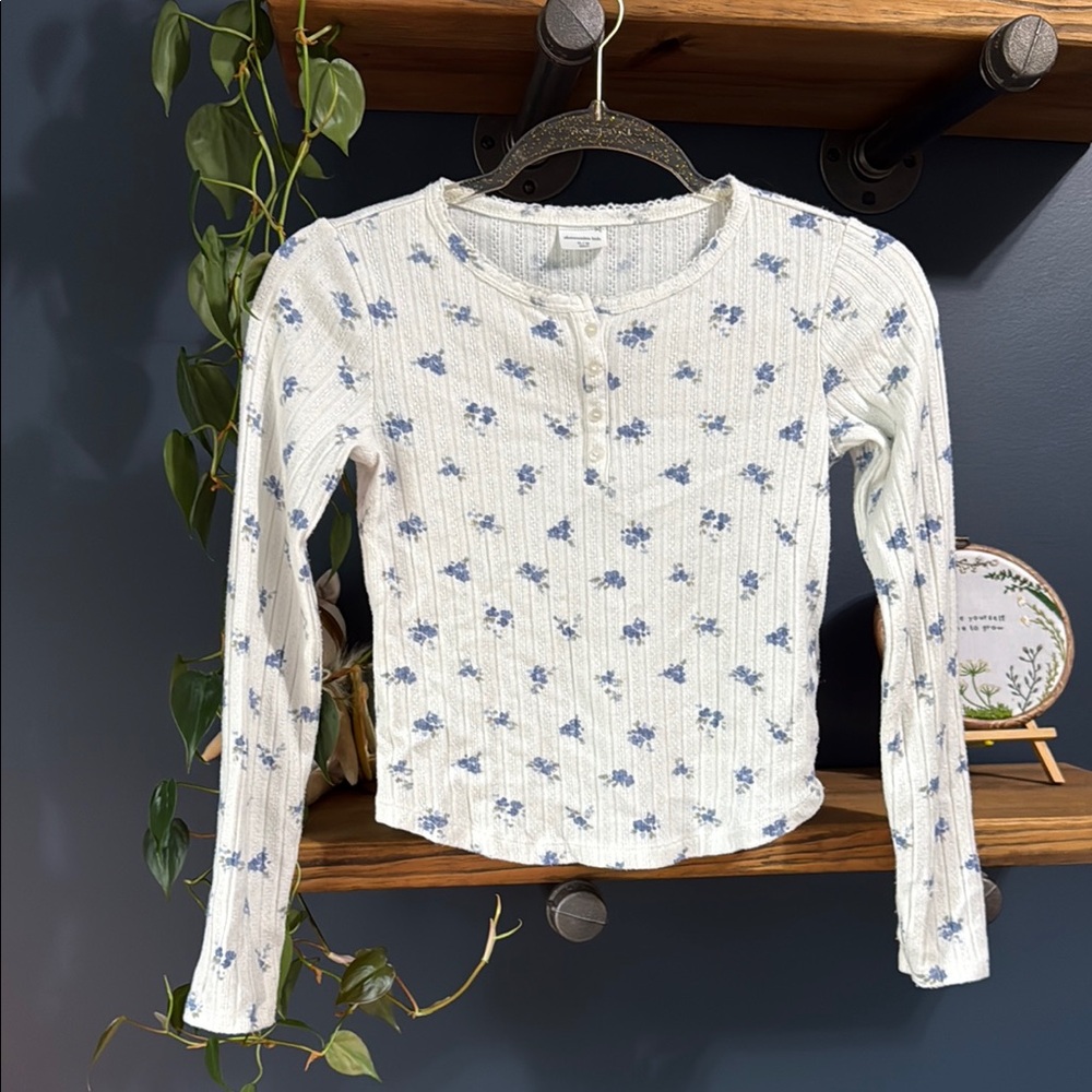 Abercrombie Kids Girls White and Blue Floral Sweater sz 11/12
